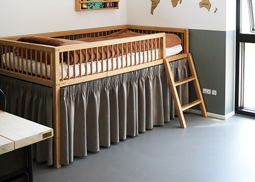 Børnehule med gardiner trukket for