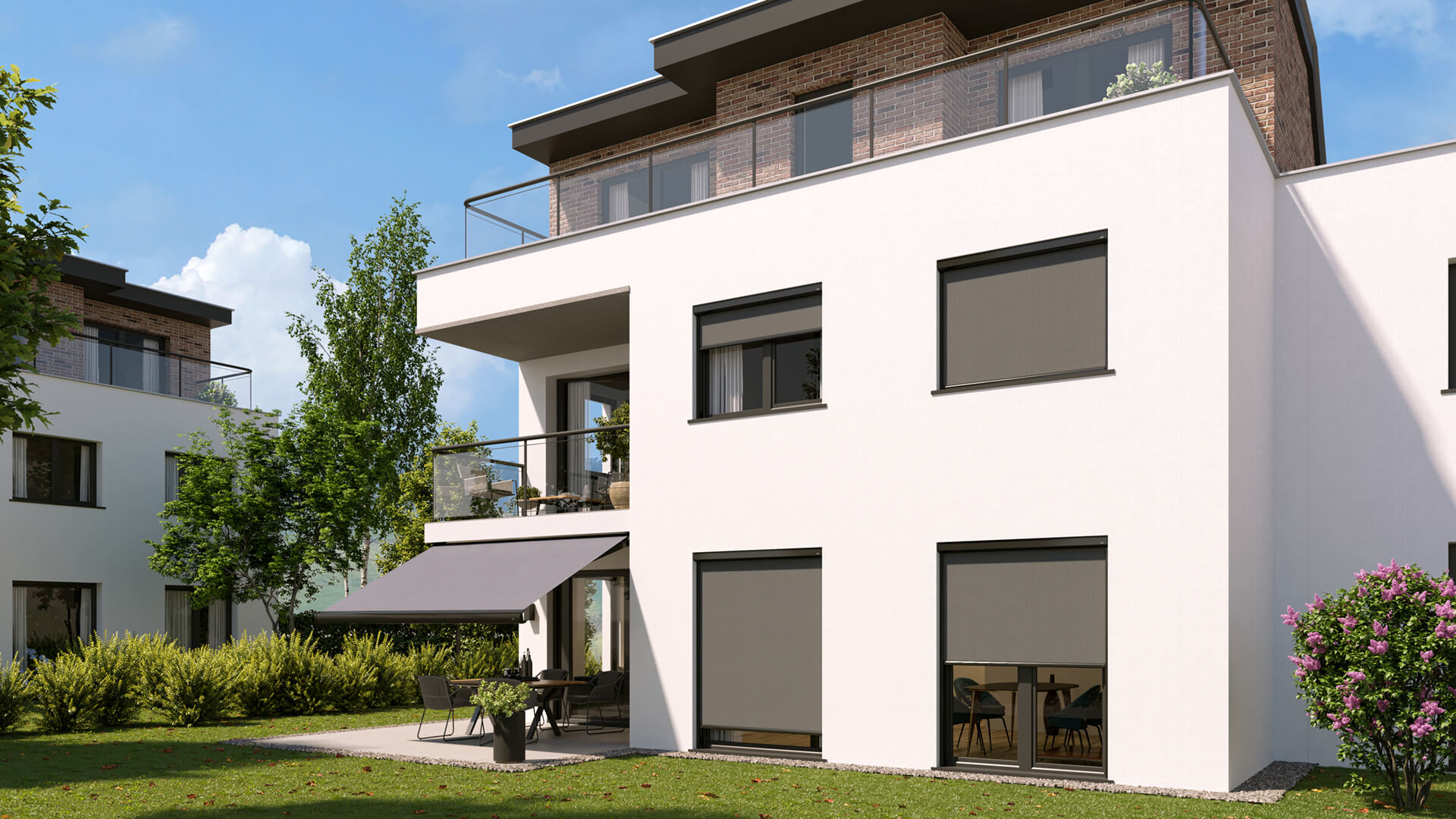 Hvidt hus i tre etager med screens for vinduerne og en markise ved terrassen.