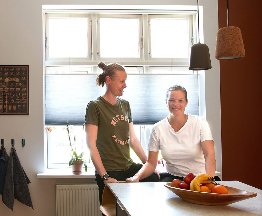 Badmintonpigerne i deres køkken.