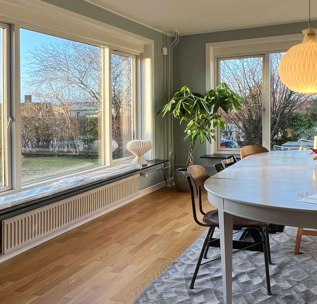 Spisestue uden gardiner i vinduerne