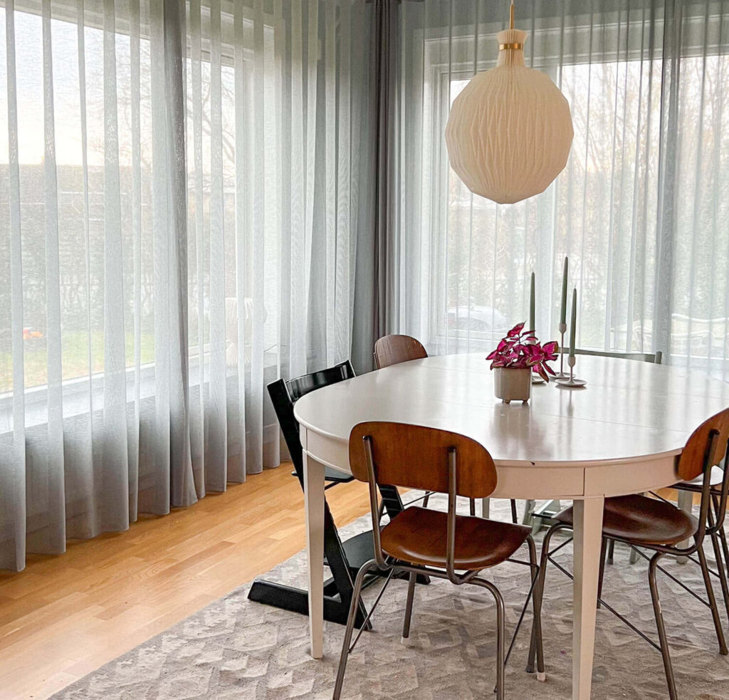 Stofgardiner i spisestue hos Nadia Zinck