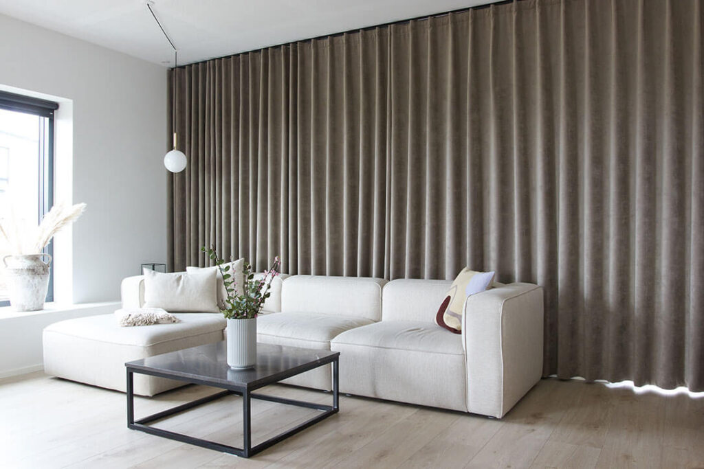 Stofgardiner_bag_hvid_sofa