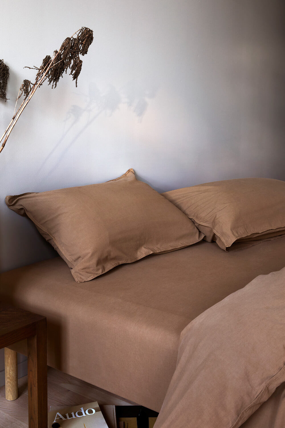 Frøya Stenvasket sengetøj i farven karamellbrun.