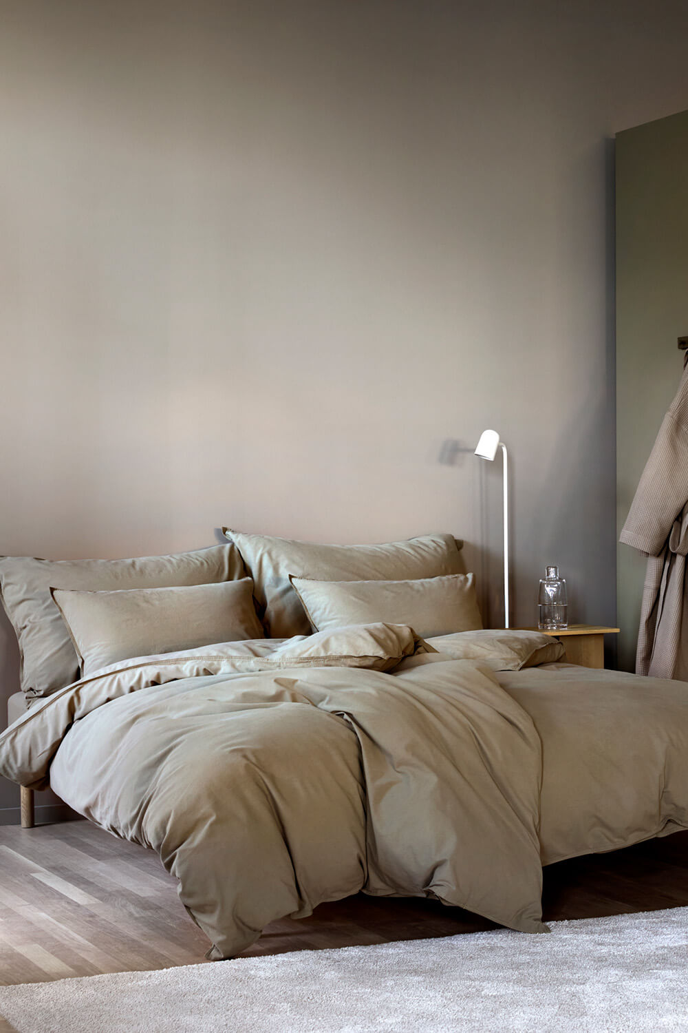 Frøya Stenvasket sengetøj i farven olivengrøn.