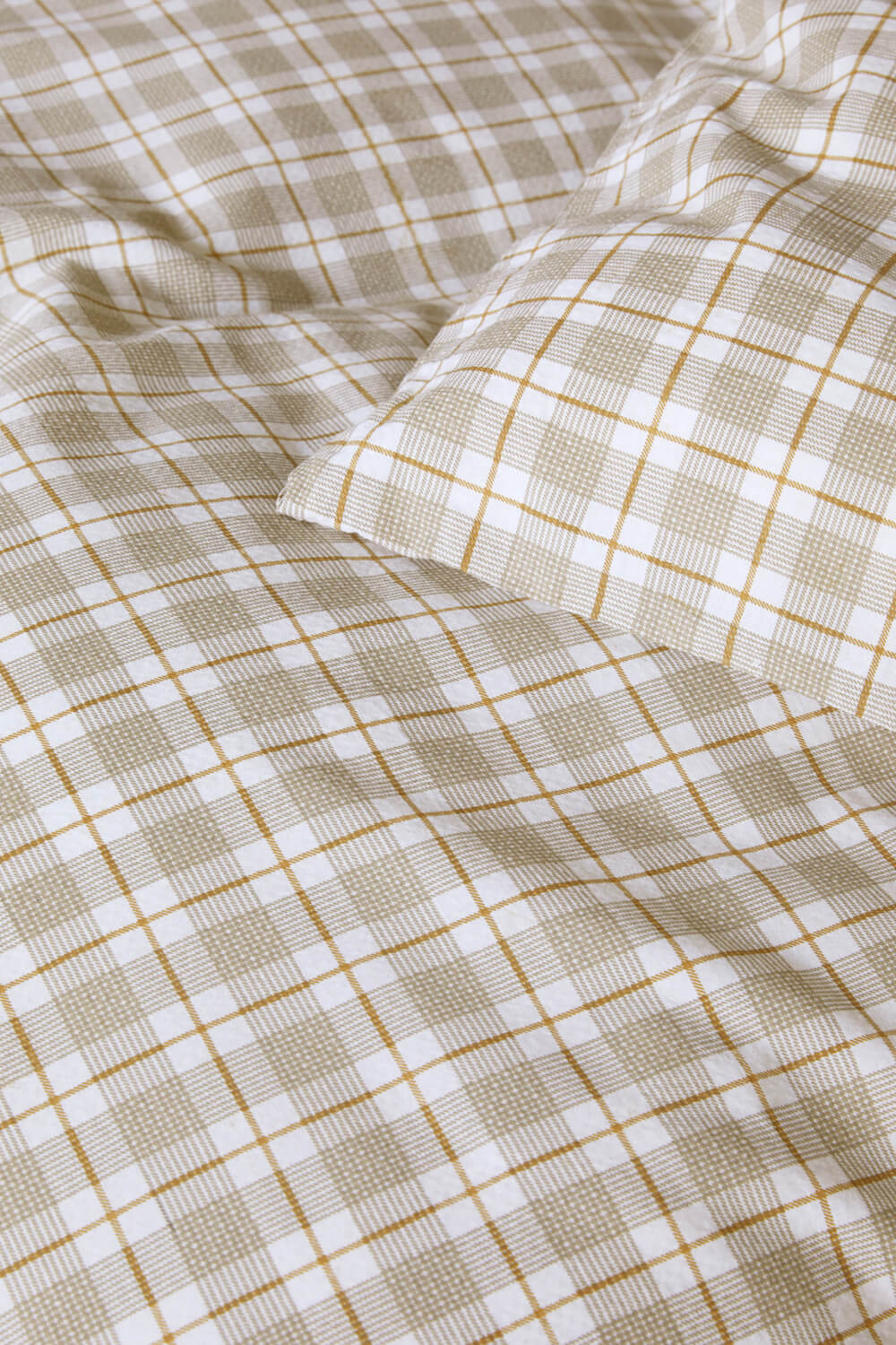 Kyrre Krepp sengetøj fra Høie i farven beige.