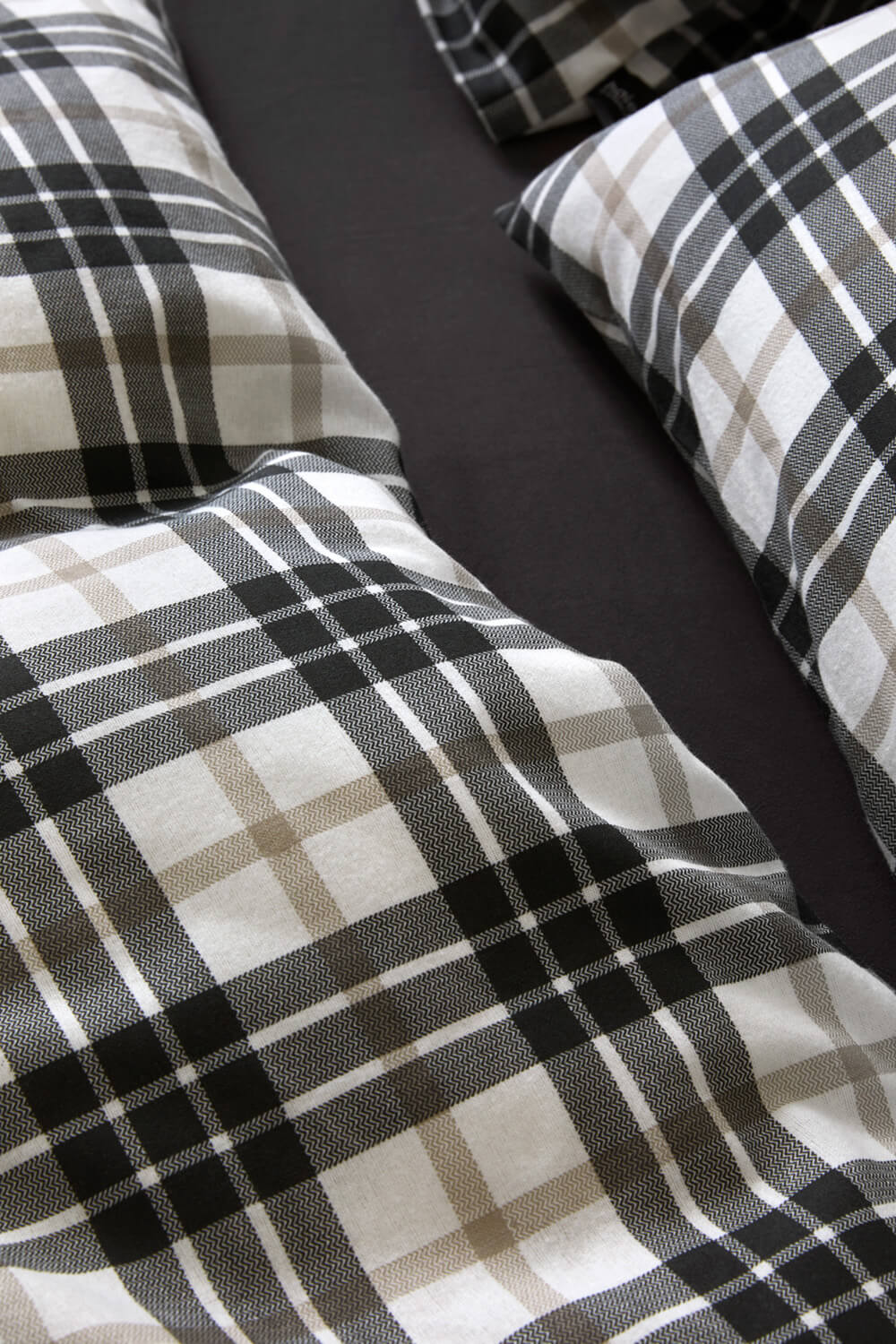 Høie sengesæt Lukas Flanell i farven dæmpet sort.