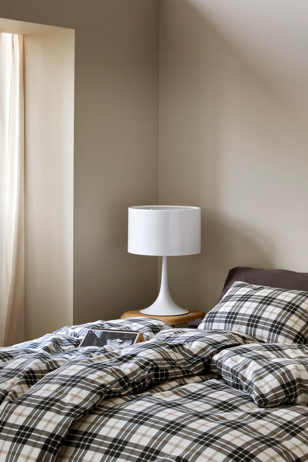 Høie sengesæt Lukas Flanell i farven dæmpet sort.