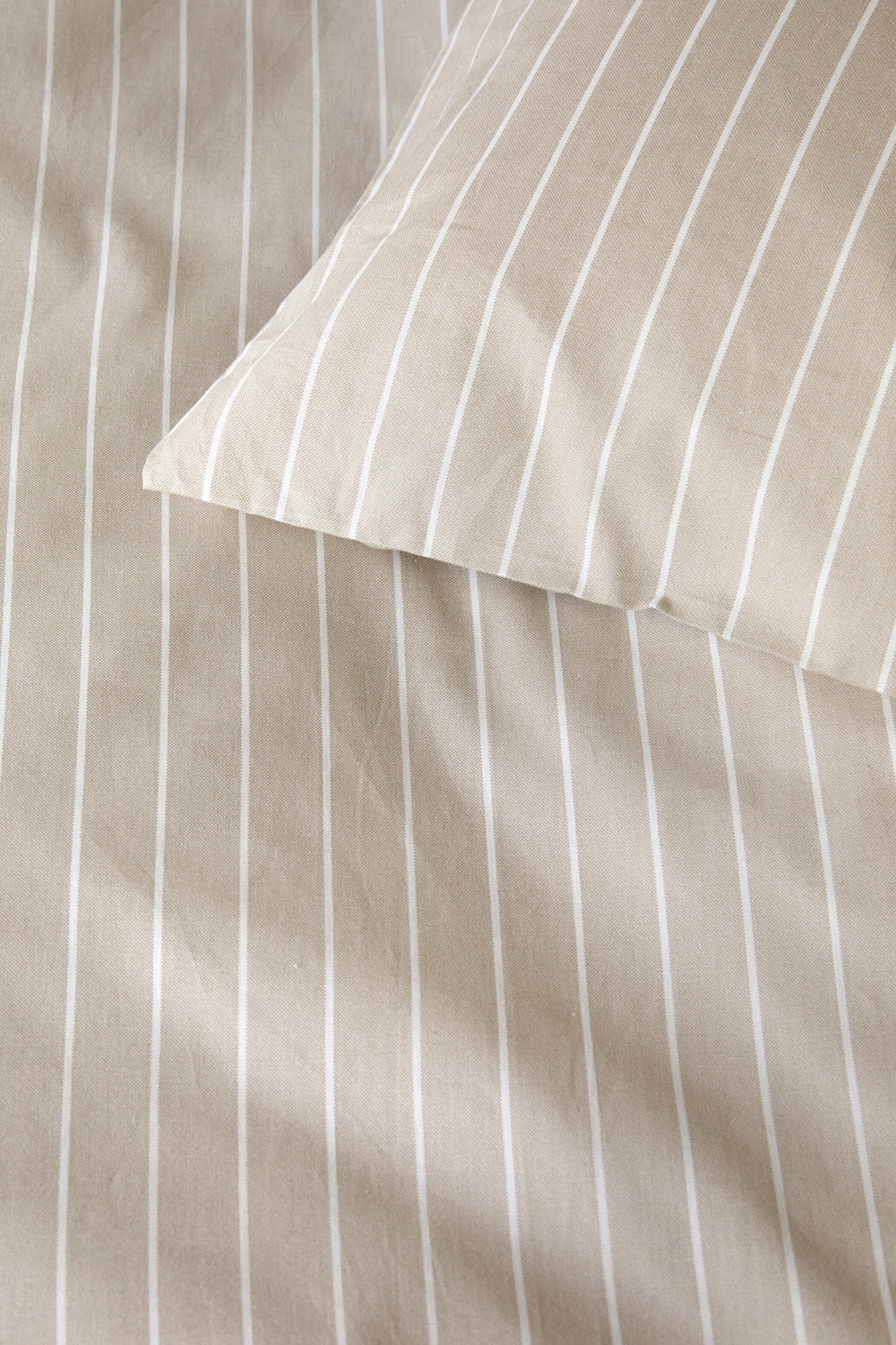 Et sengesæt fra høie, der hedder Pia og er i farven beige.