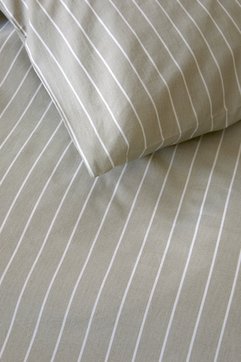 Pia Sengesæt fra Høie i olivengrøn close up