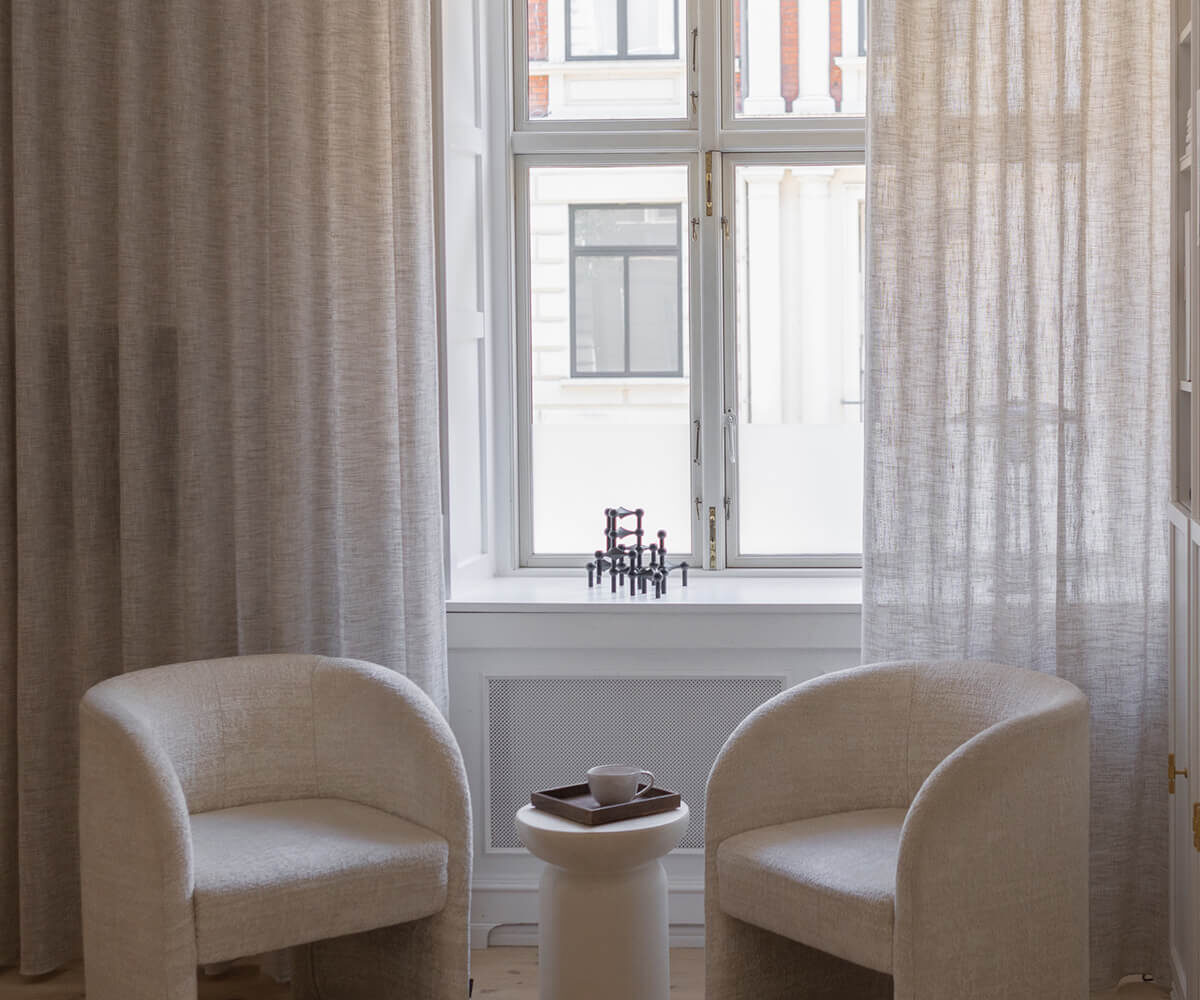 Lyse stofgardiner i beige fra Luxaflex