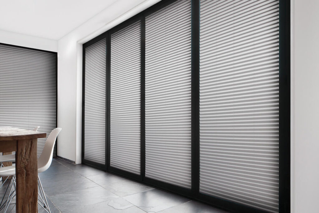 Black week-tilbud: Sorte plisségardiner fra Botex The Collection