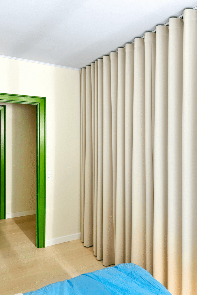 Martin og Lukas - Stofgardiner - garderobe