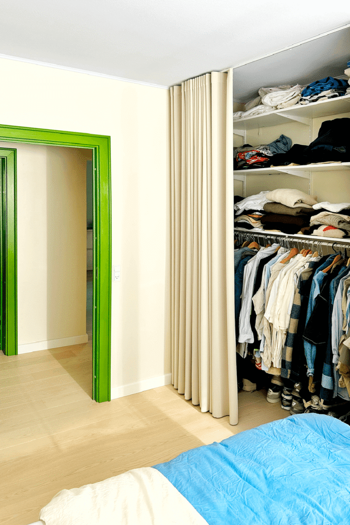 Nybygger Martin og Lukas - stofgardiner til klædeskab