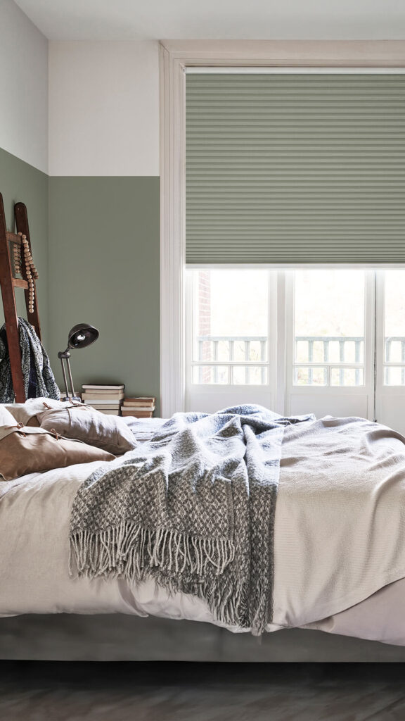 Grøn mørklæggende Dupligardin i et soveværelse