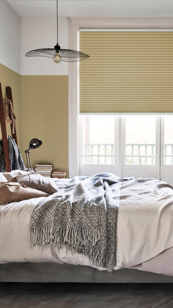 Gul mørklæggende Dupligardin i et soveværelse