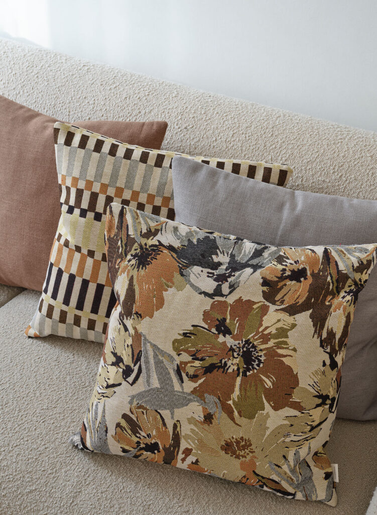 Vera og Lilo pudebetræk på puder i en lys sofa.