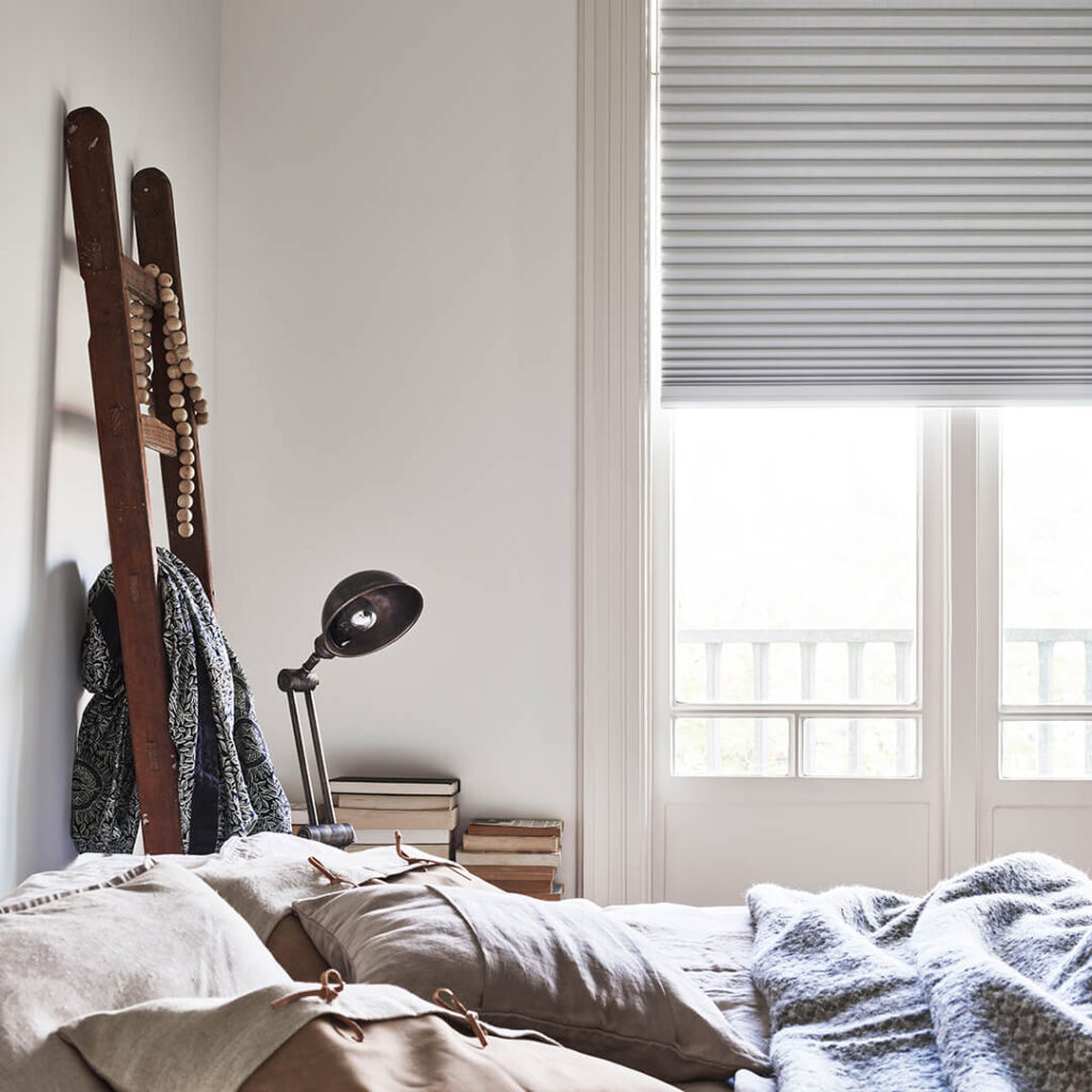 Grå Dupli mørklægningsgardiner i et soveværelse