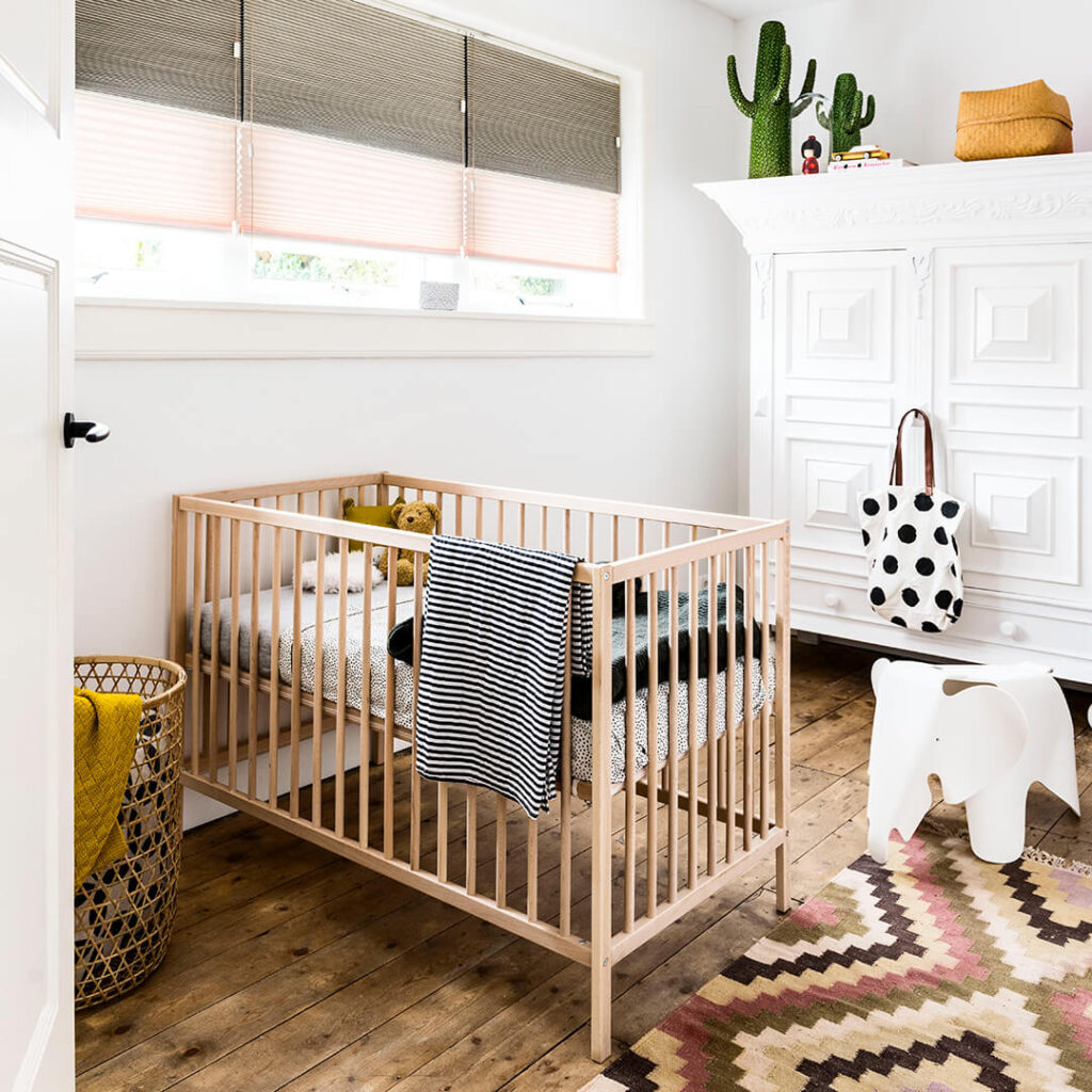 Mørklæggende dupliegardiner på et børneværelse