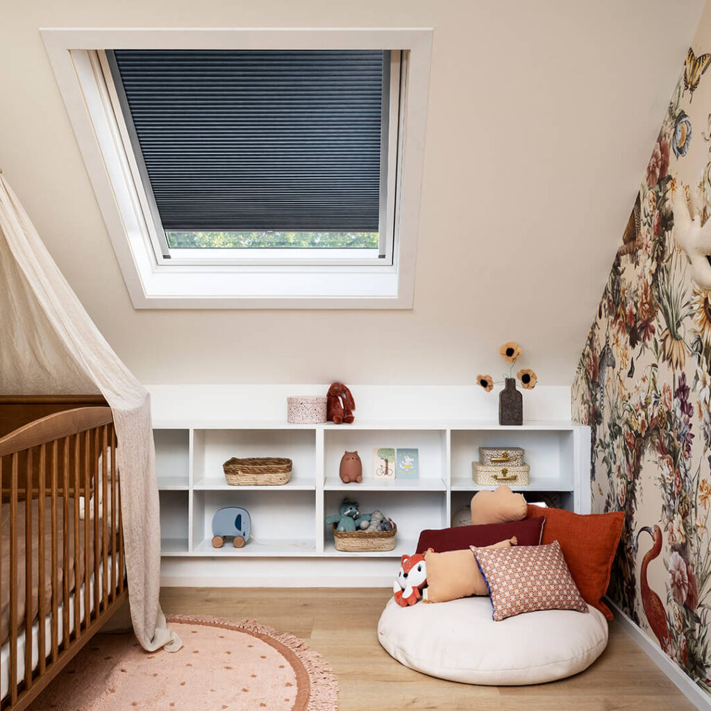 Dupli mørklægningsgardiner i et tagvindue