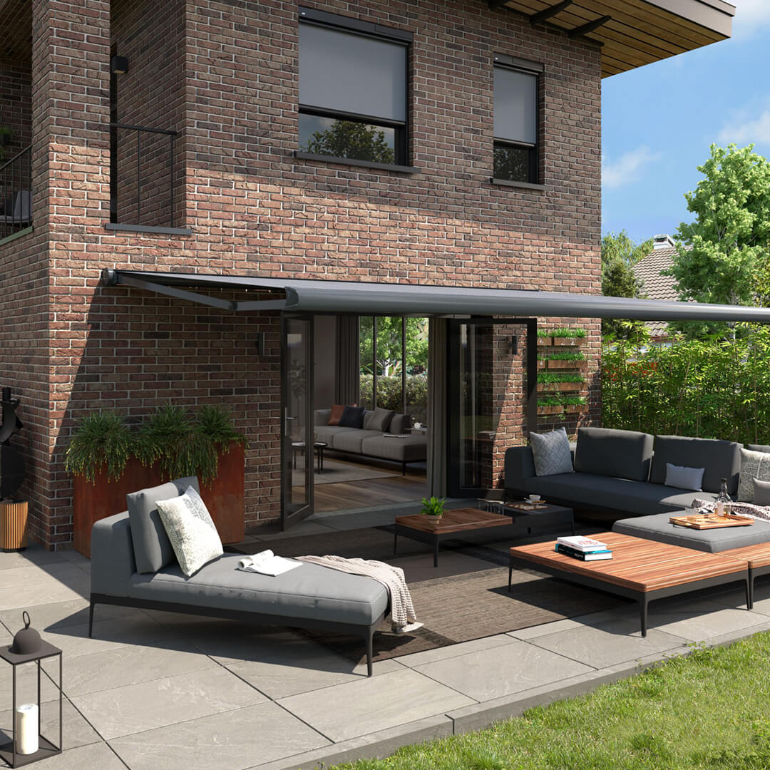 Luxaflex Ystad markise ved en solrig terrasse.