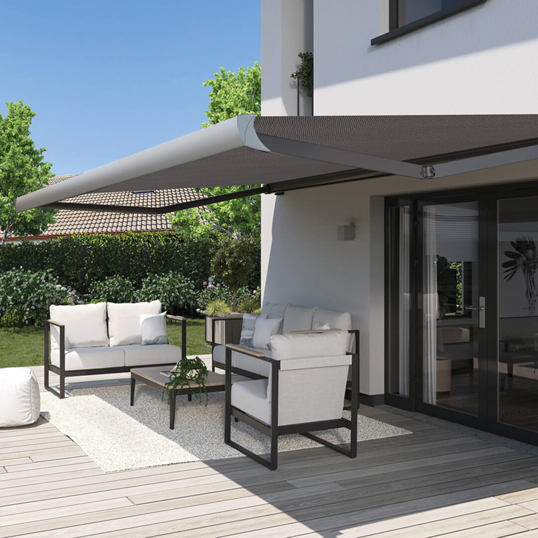 Luxaflex Ystad markise på et hvidt hus.