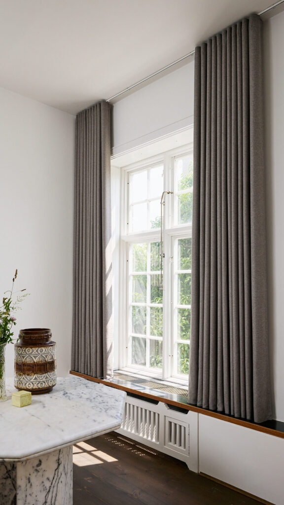 Vigga stofgardin i brun.