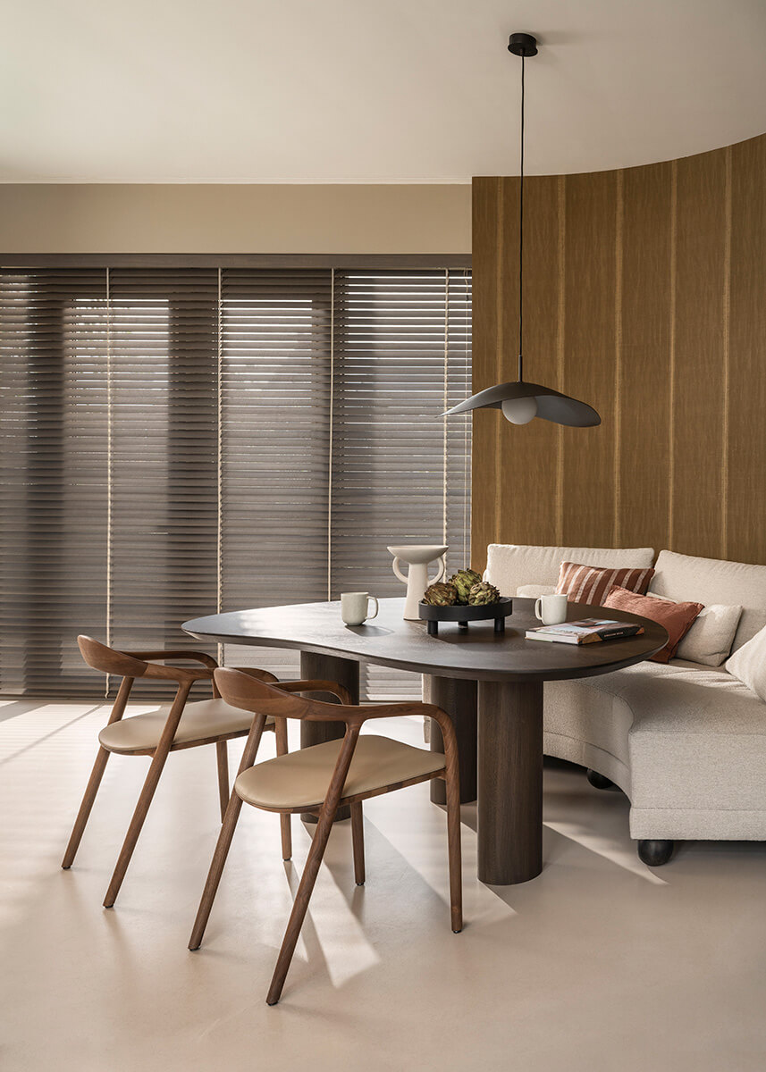 Stila træpersienner - mørke gardiner