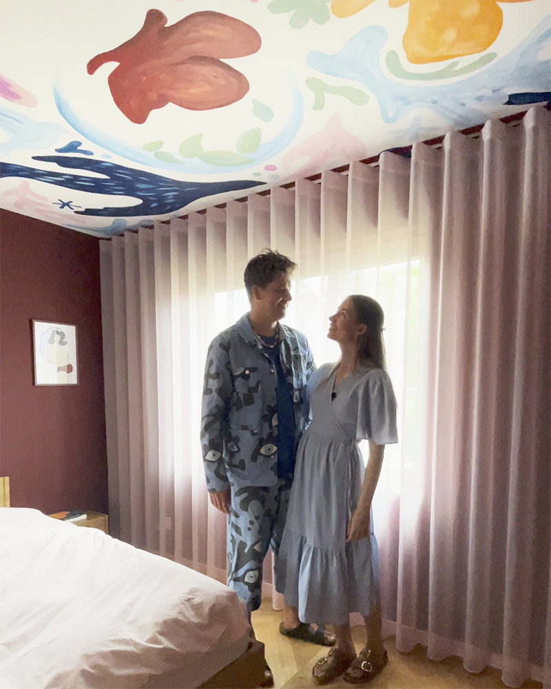 Rasmus Kolbe og Sara - lyserøde stofgardiner